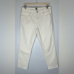 GAP Women's White Straight Jeans. Size 30